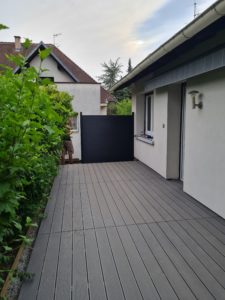 Terrasse en lames composites et brise vue